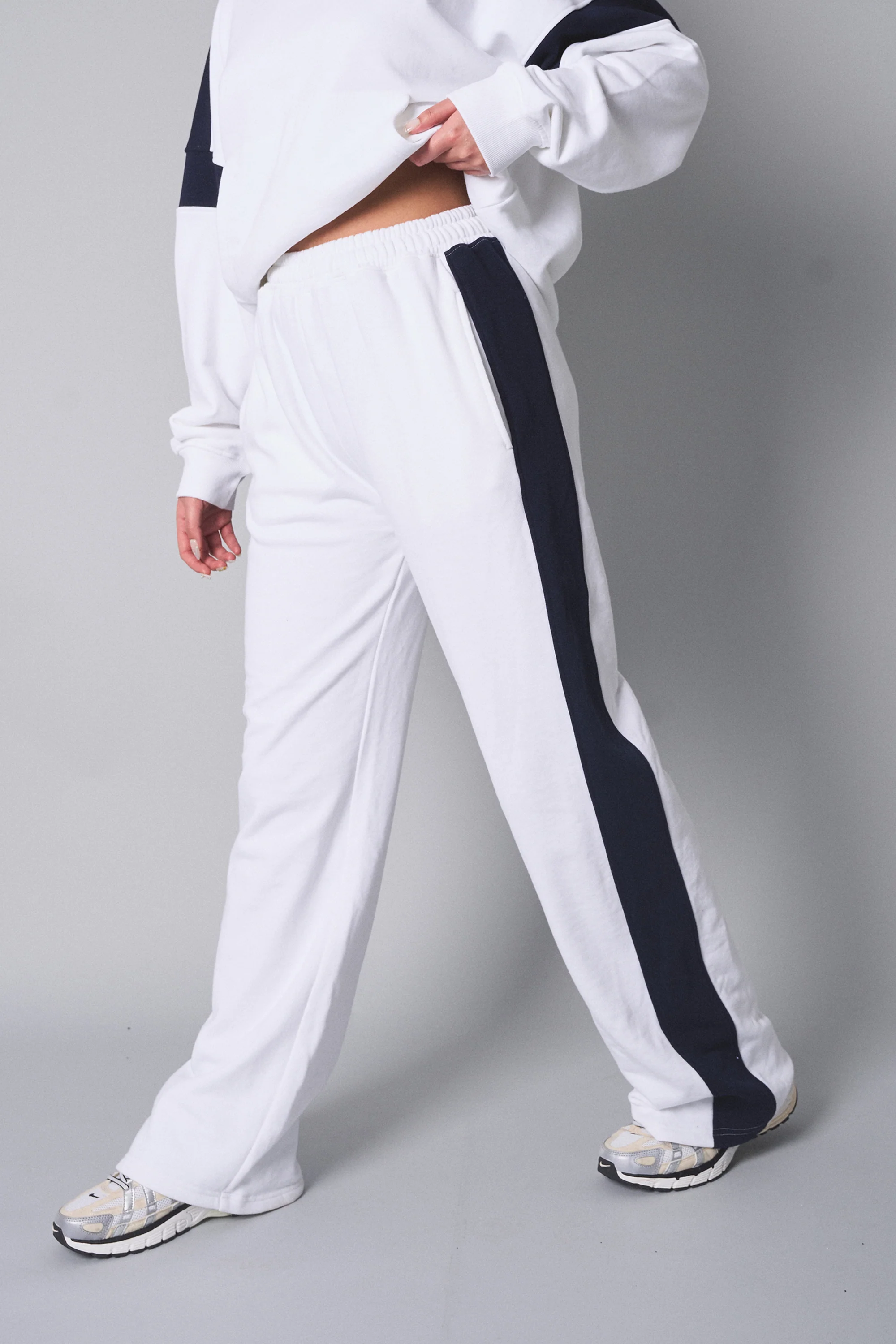 Kaiia Contrast Panel Wide Leg Sweat Pants White With Navy - Image 2