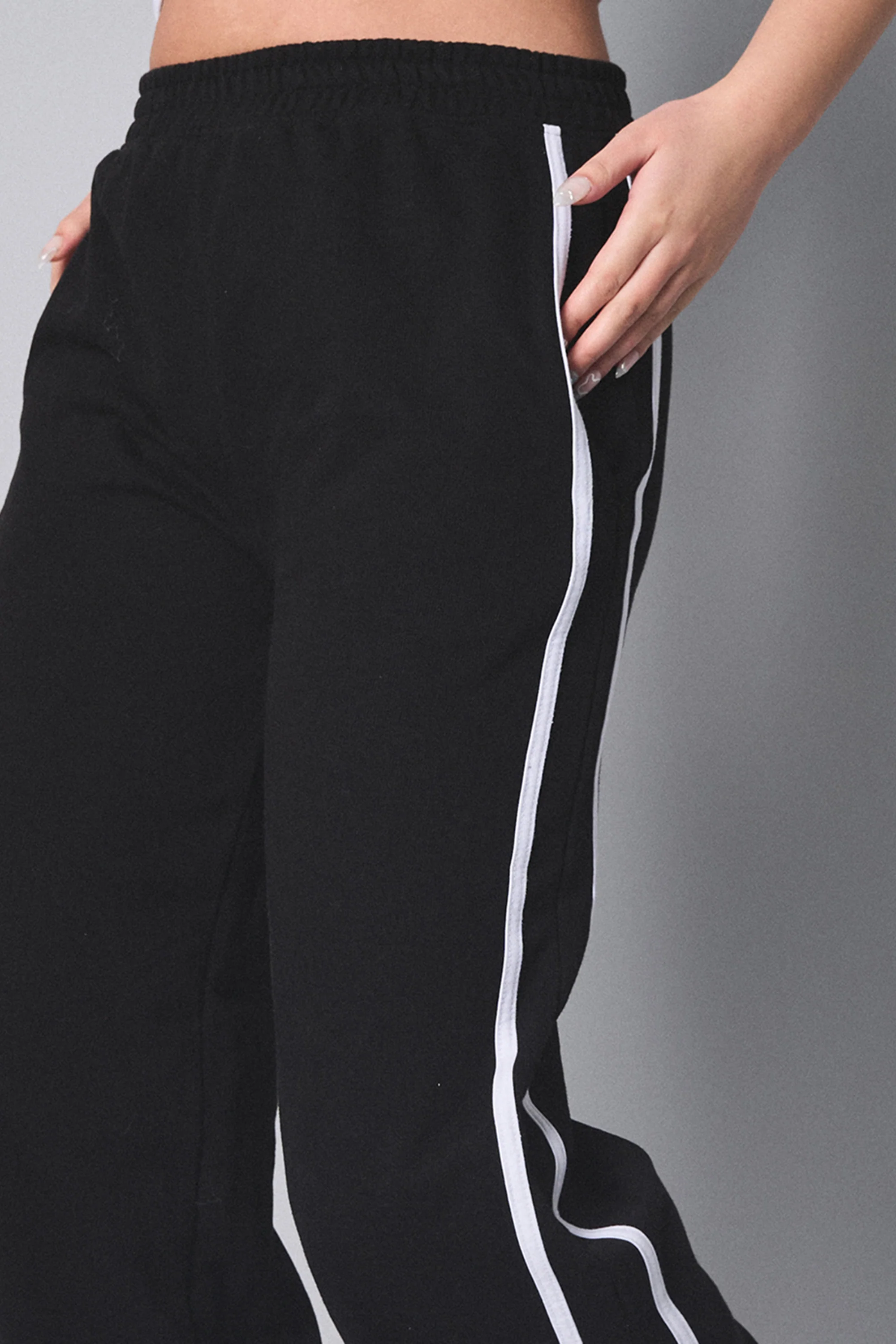 Kaiia Contrast Stripe Baggy Wide Leg Sweat Pants Black - Image 4