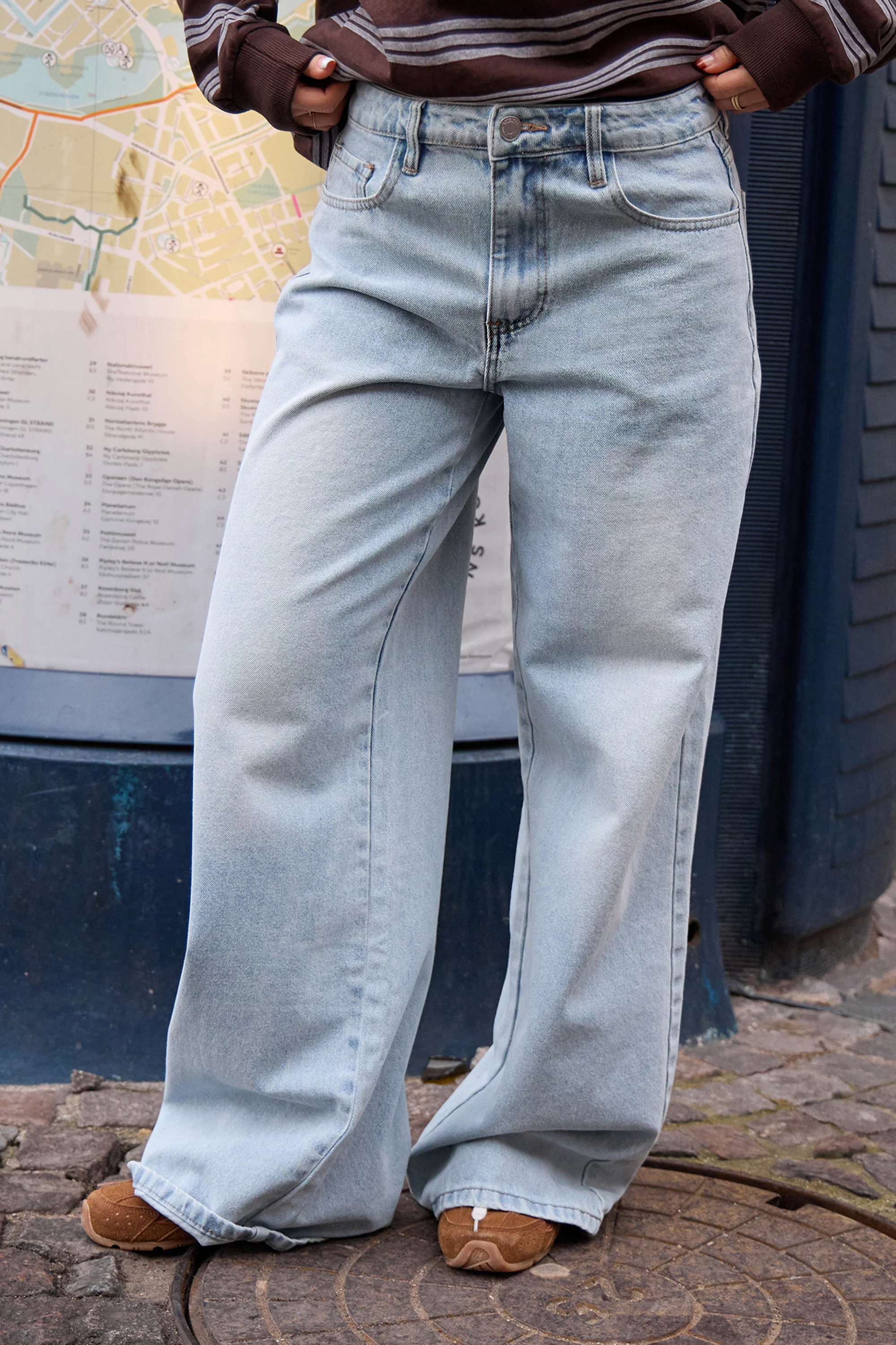 Kaiia Denim Mid Rise Wide Leg Jeans Bleach Wash - Image 2