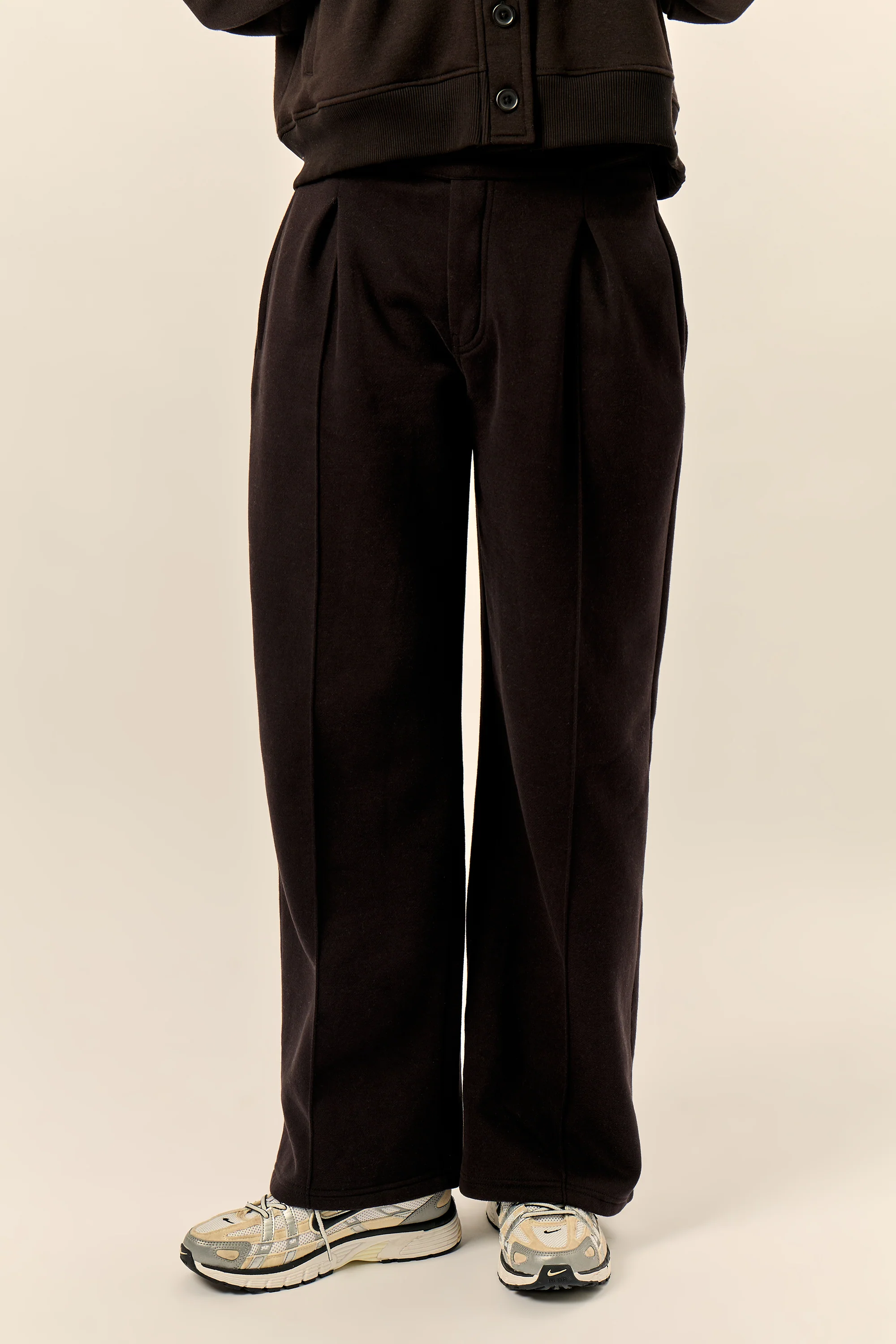 Kaiia Pleat Detail Tailored Wide Leg Joggers Black - Image 3