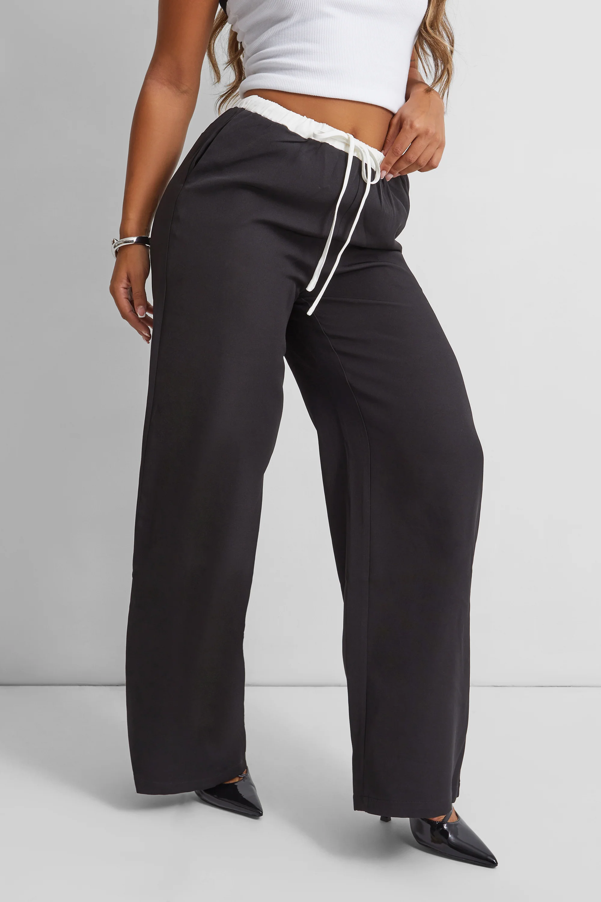 Kaiia Wide Leg Contrast Waist Wide Leg Trousers in Black and White - Image 4